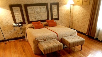 Ropa de cama de alta calidad y caja de seguridad en la habitación