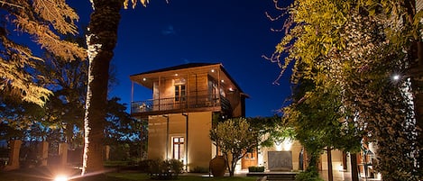 Fassade der Unterkunft â Abend/Nacht