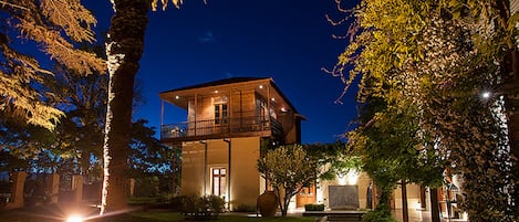 Fachada da propriedade à noite