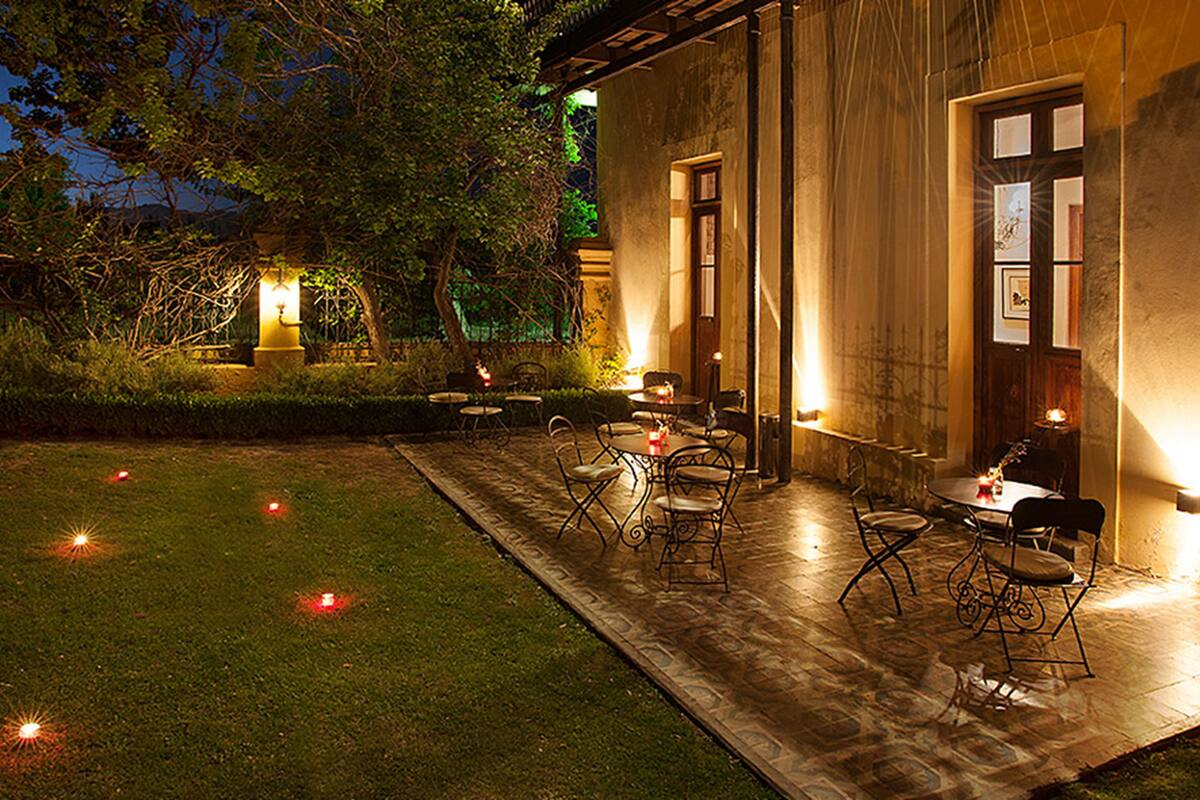 breakfast, lunch and dinner served