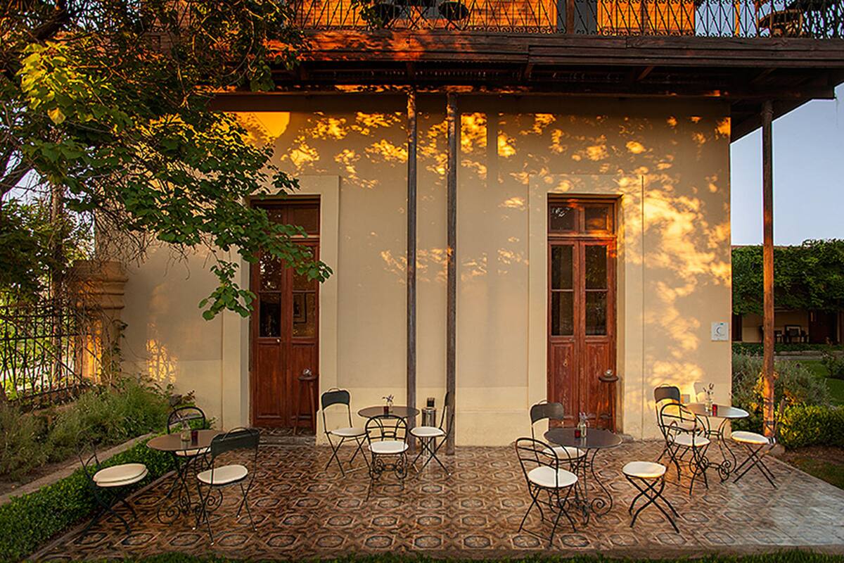 breakfast, lunch and dinner served