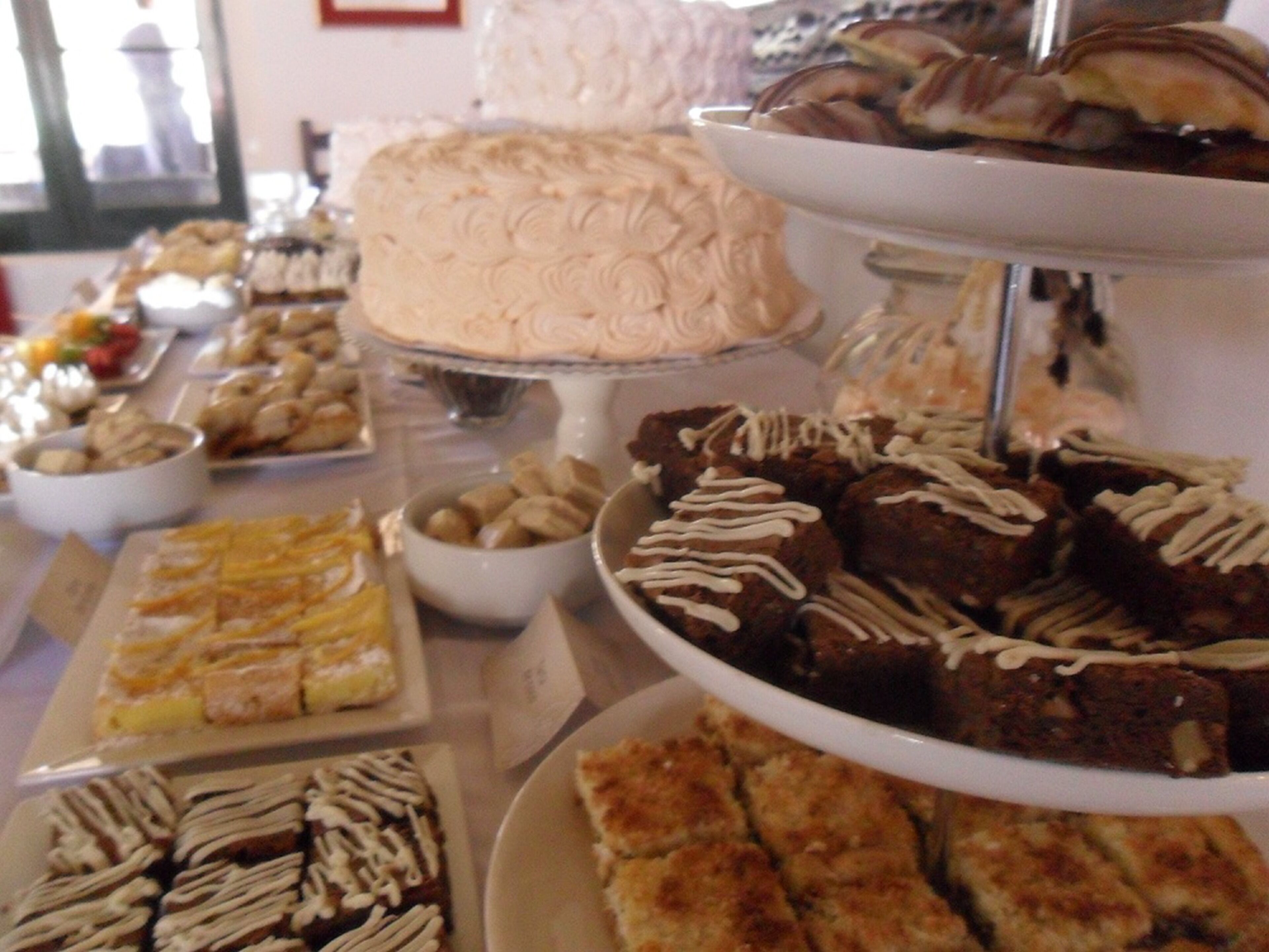 Un bufé de postres con varios pasteles y repostería.