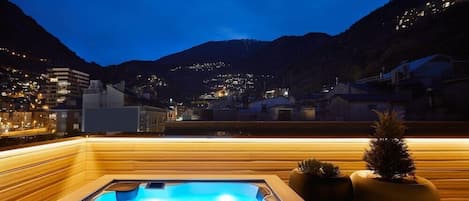 Bañera de hidromasaje al aire libre