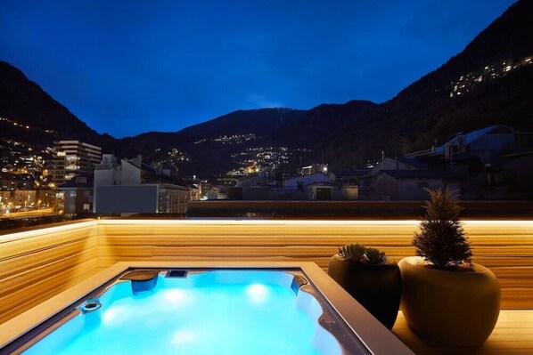Outdoor spa tub - Casa Canut (Escaldes-Engordany)