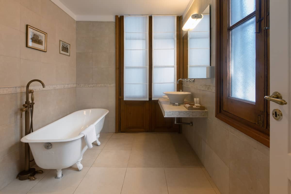 luxury villa | bathroom | combined shower/bathtub, rainfall showerhead, designer toiletries