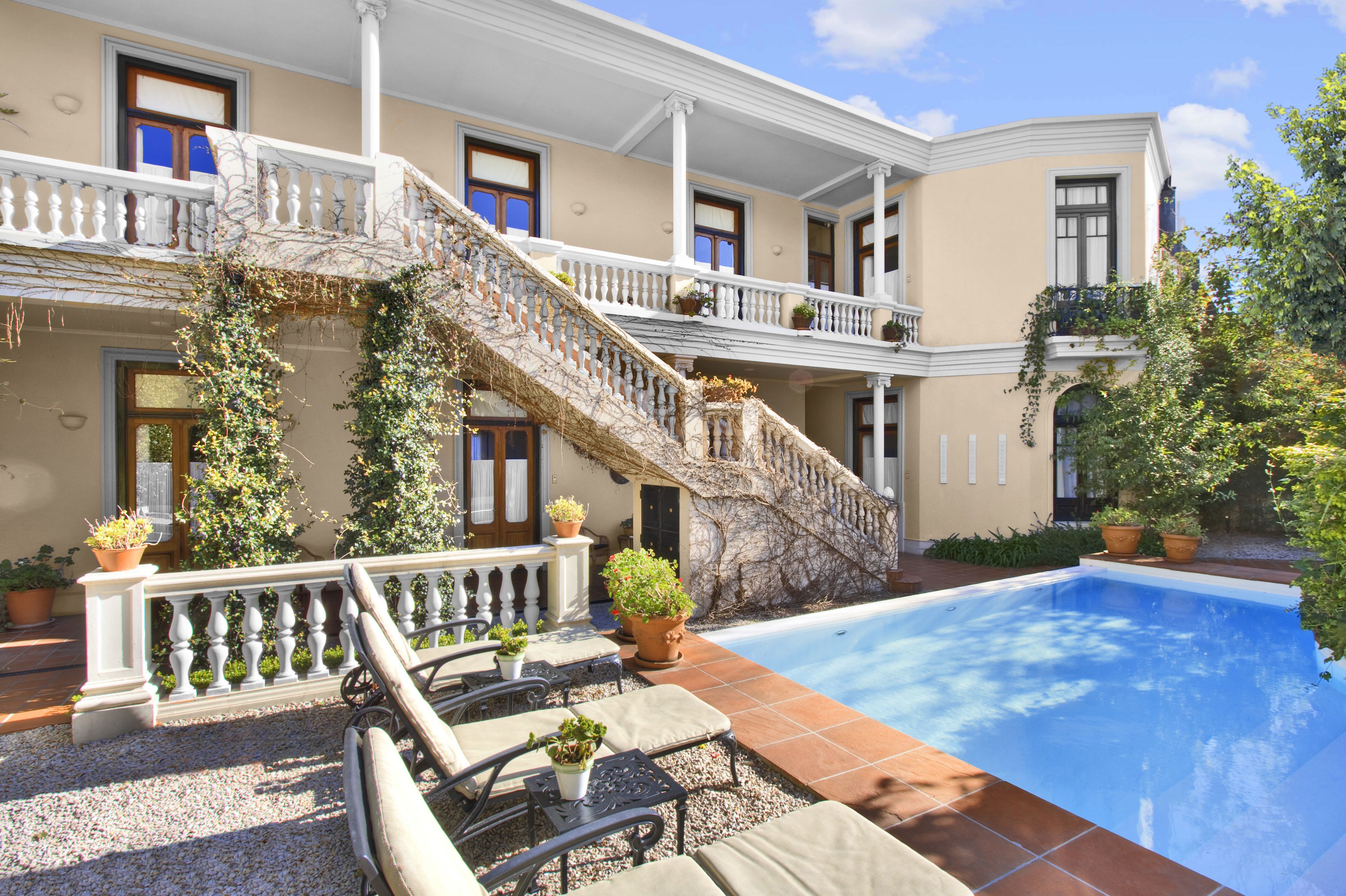 室外游泳池，日光浴躺椅