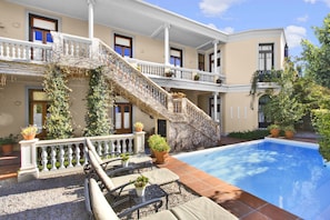 Outdoor pool, sun loungers - Hotel del Casco (San Isidro)