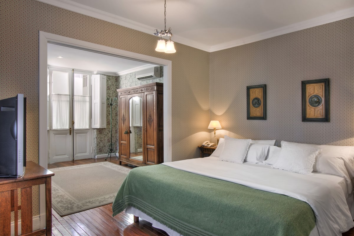Egyptian cotton sheets, premium bedding, down duvets, pillow-top beds
