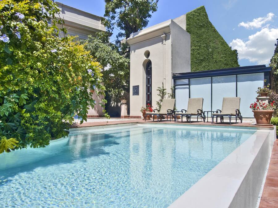 Piscina externa, espreguiçadeiras