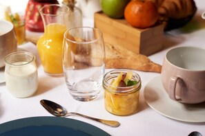 Daily continental breakfast (EUR 30 per person) - La Maison des Têtes (Colmar)