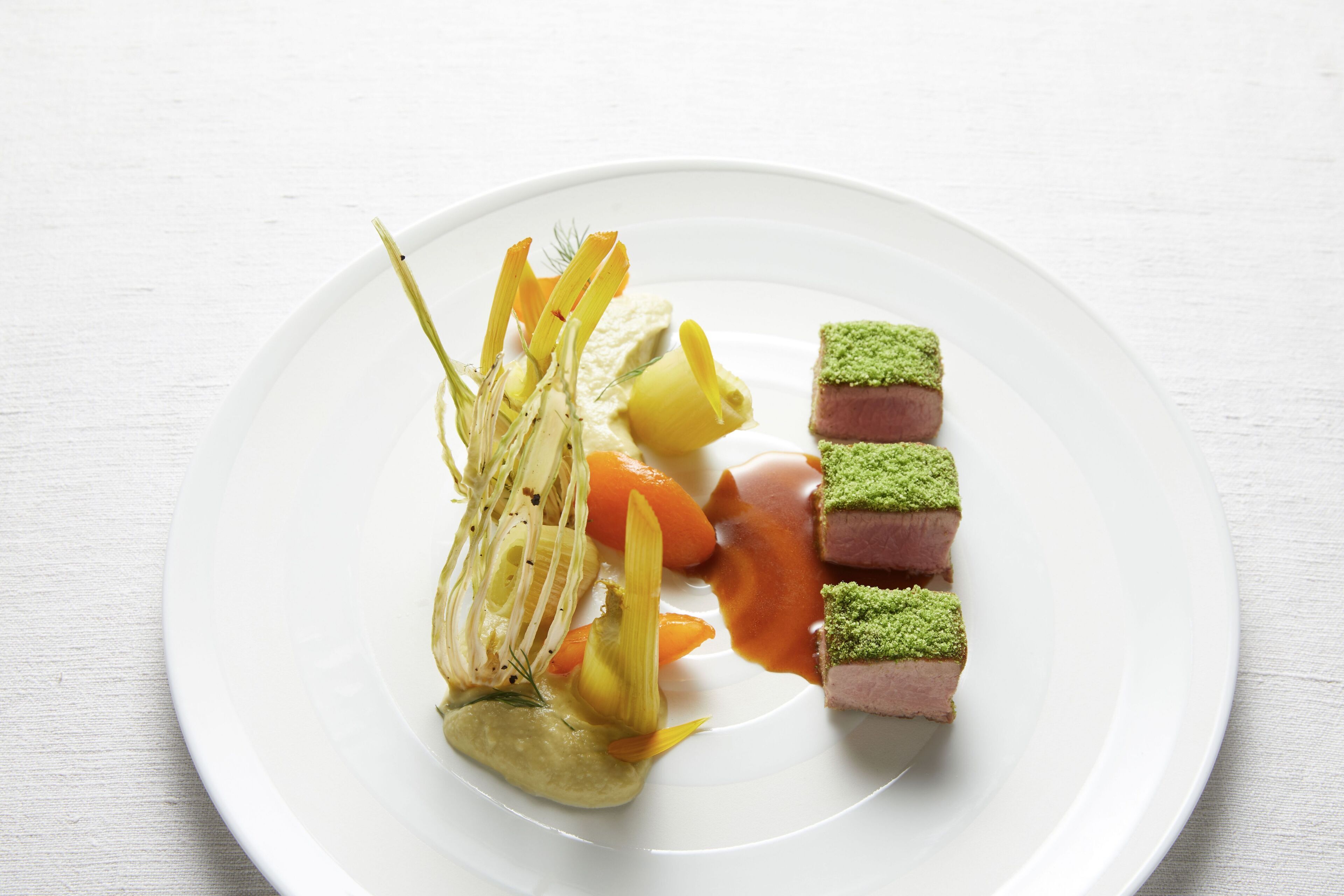 2 restaurants, lunch, dinner served; local cuisine