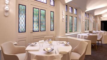 2 restaurants servant le déjeuner et le dîner
