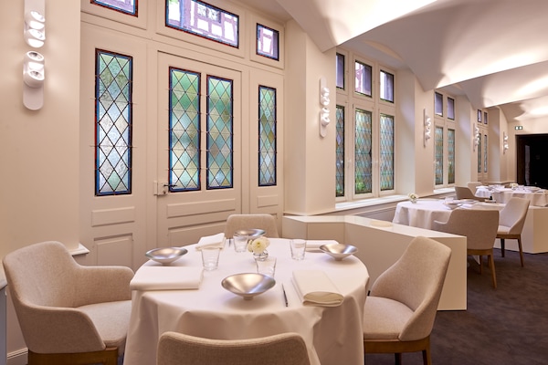 2 restaurants; lunch and dinner served