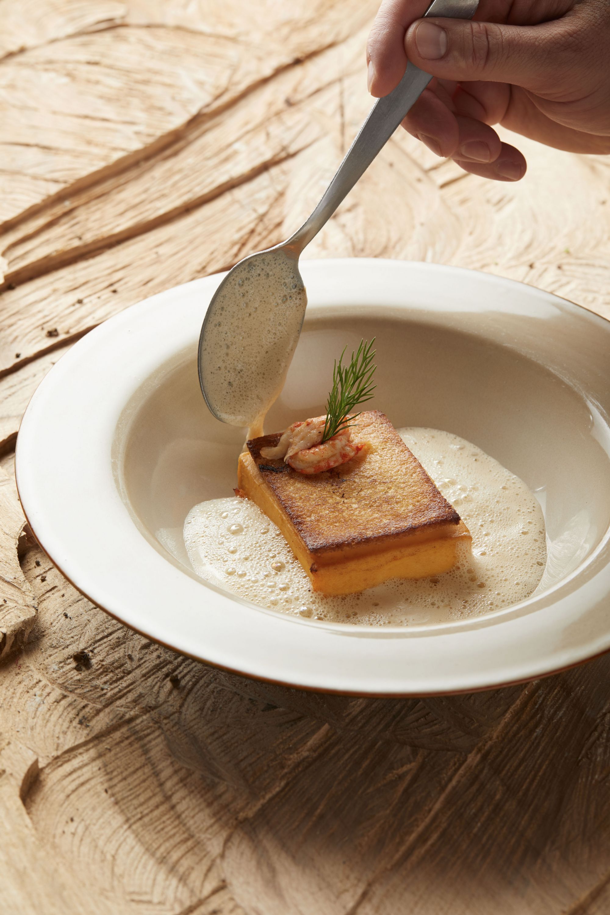 2 restaurants, lunch, dinner served; local cuisine