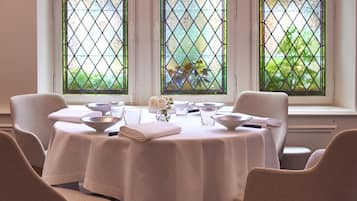 2 restaurants servant le déjeuner et le dßner, plats Cuisine locale