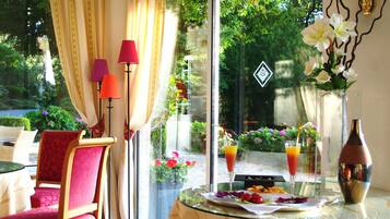 Bar (trong khuôn viên)