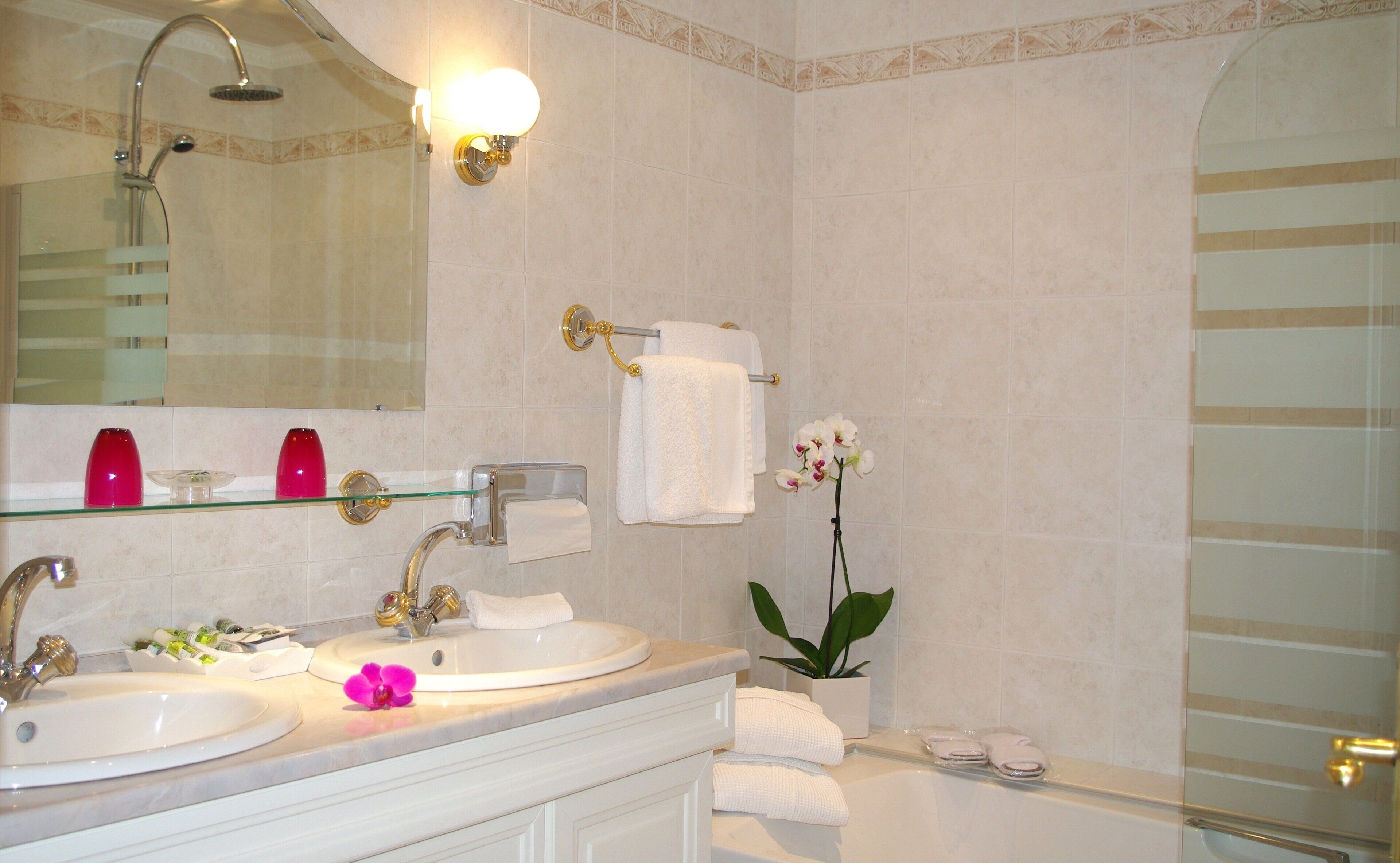 superior double room | bathroom sink