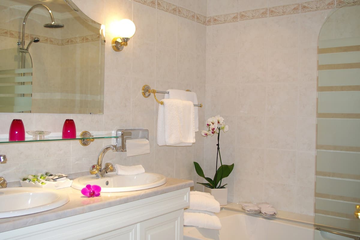 superior double room | bathroom sink