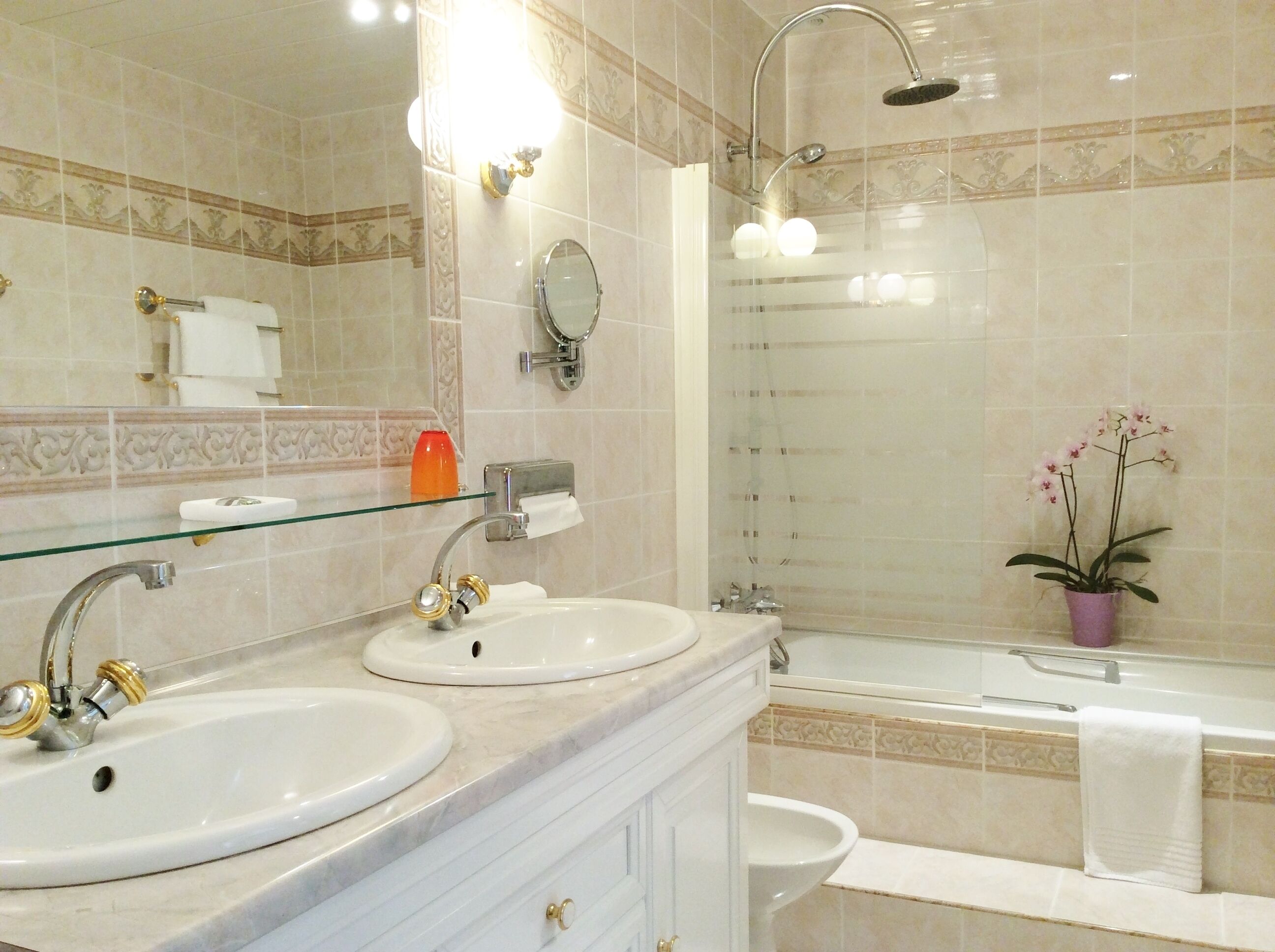 double room | bathroom | combined shower/bathtub, free toiletries, hair dryer, bidet