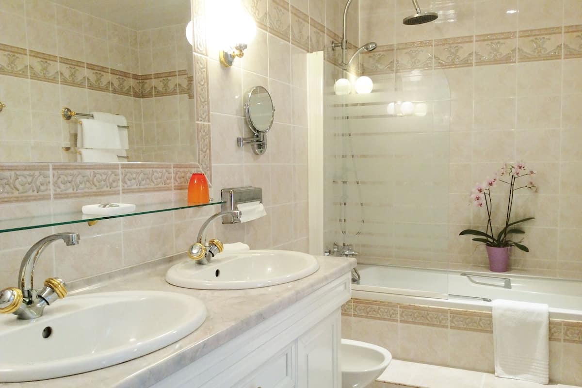 double room | bathroom | combined shower/bathtub, free toiletries, hair dryer, bidet