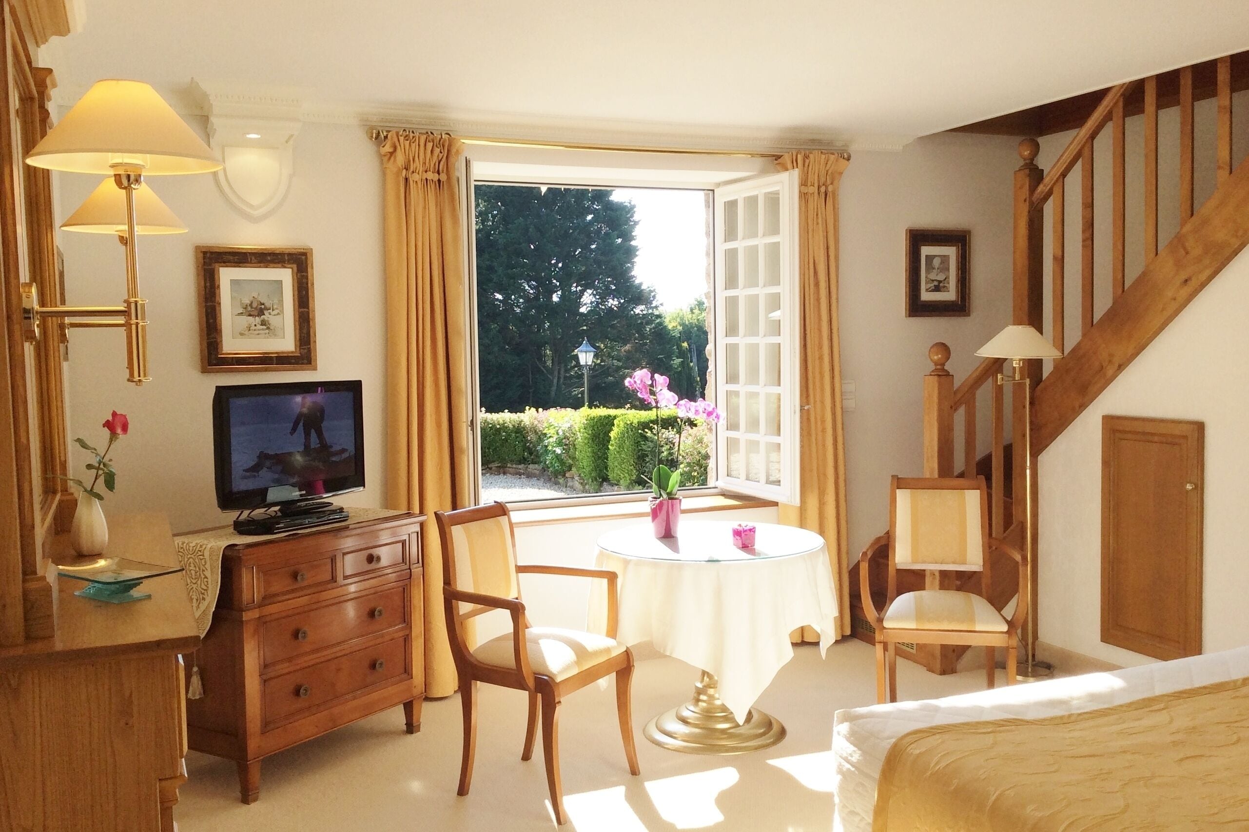 suite | living area | flat-screen tv