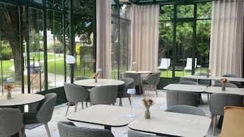 Café da manhã com buffet todos os dias (EUR 16 por pessoa)