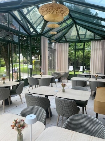 Svédasztalos reggeli mindennap (fejenként EUR 17 åron)