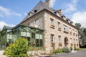 Vista frontal de la propiedad