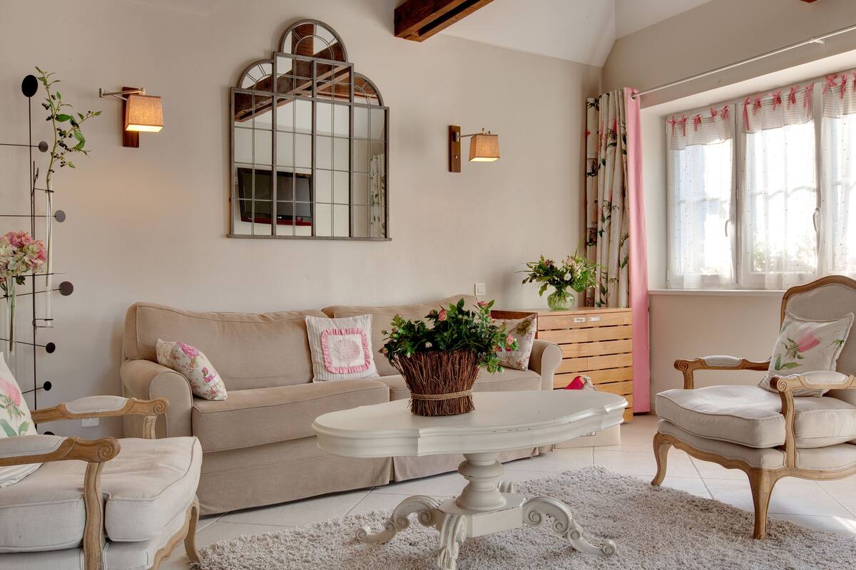 duplex (chambre familiale en duplex) | living area | 32-inch tv with digital channels