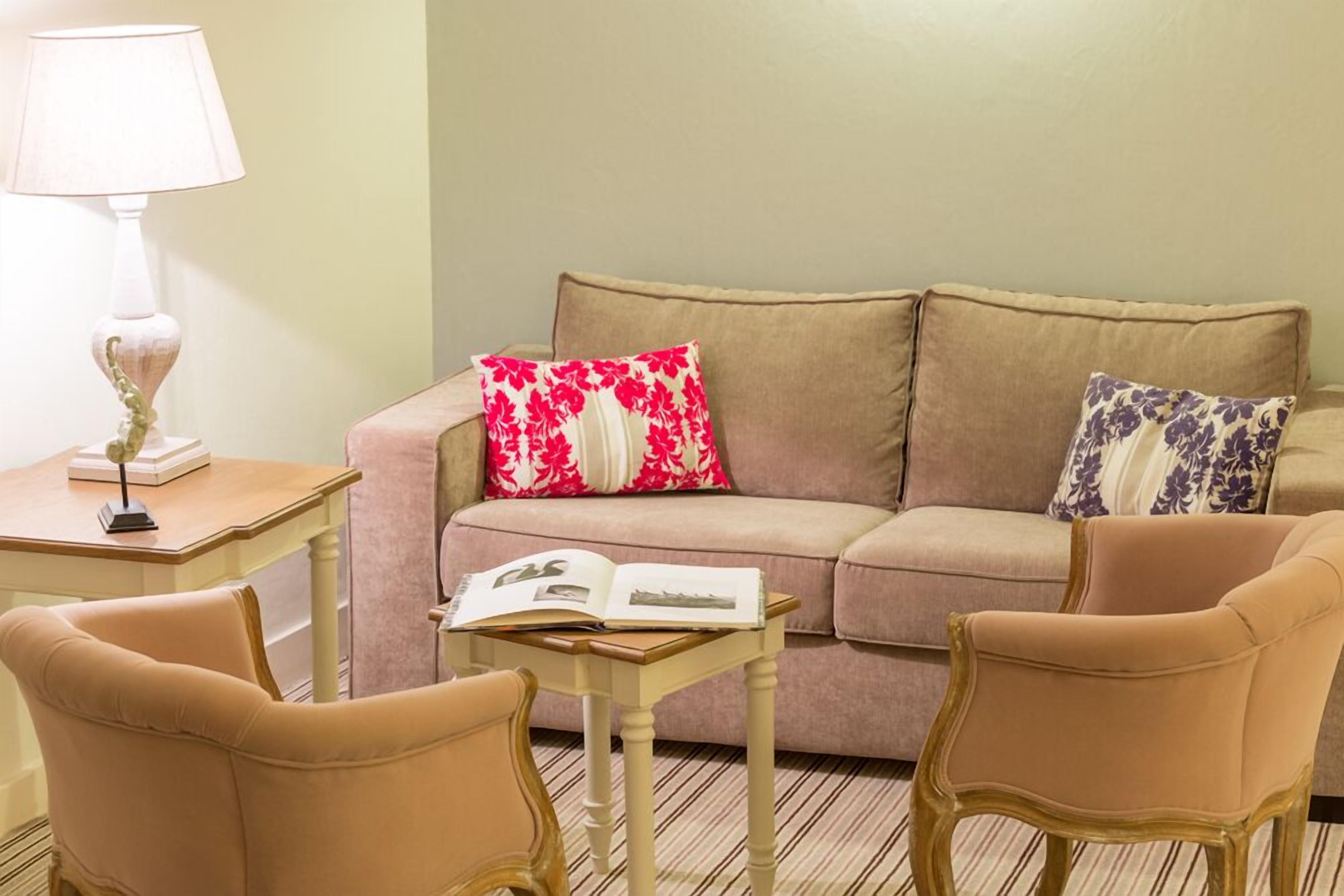 deluxe double room | living area | tv