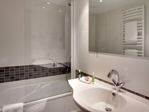 Articles de toilette gratuits, sèche-cheveux, serviettes fournies, savon