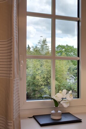 Minibar, in-room safe, desk, soundproofing - Grand Hôtel de Solesmes (Solesmes)