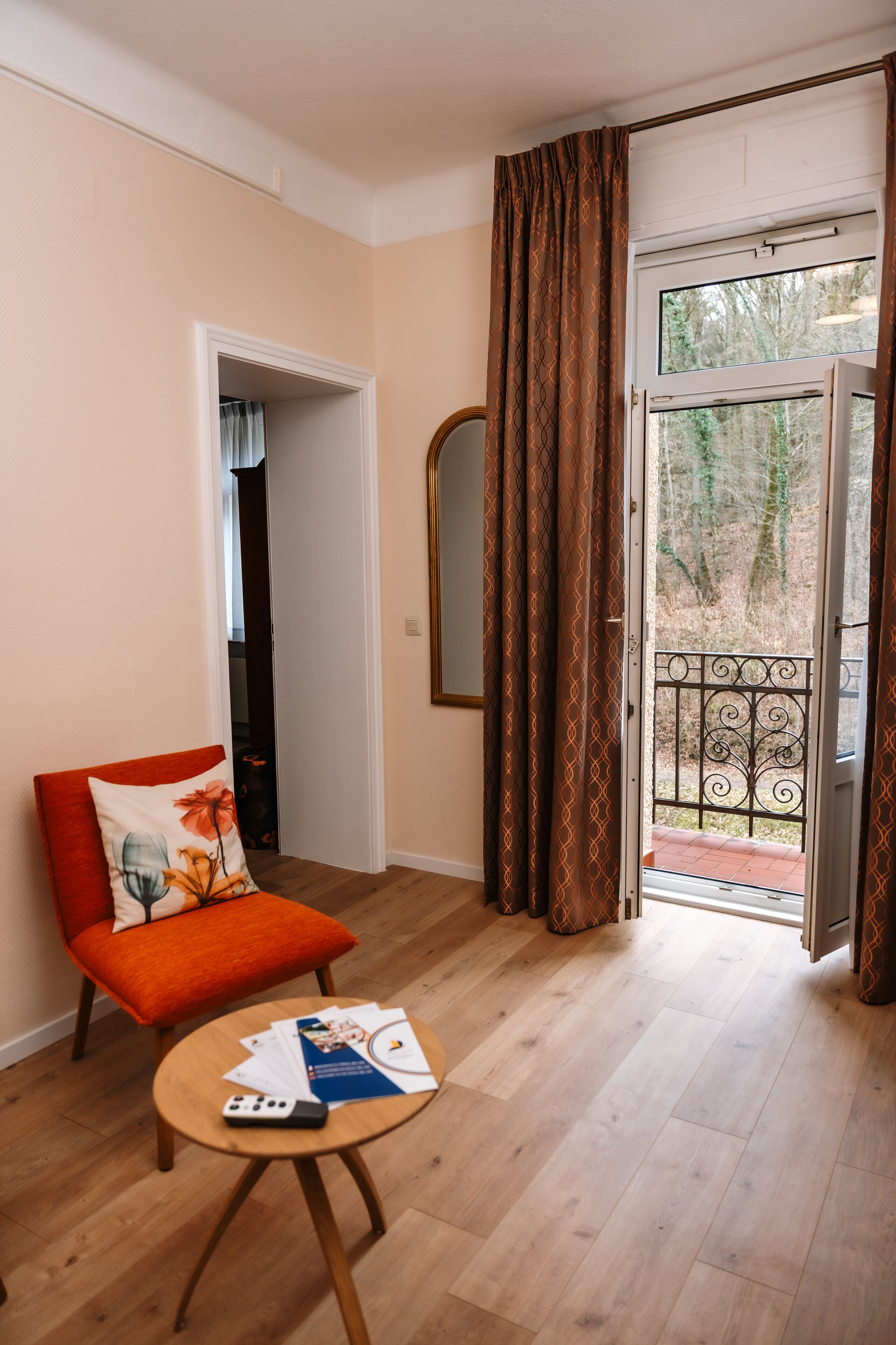 junior suite | living area | flat-screen tv