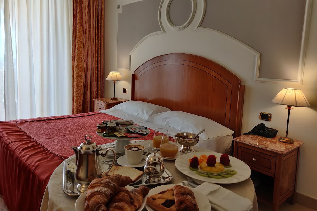 Hochwertige Bettwaren, Minibar, Zimmersafe, individuell eingerichtet