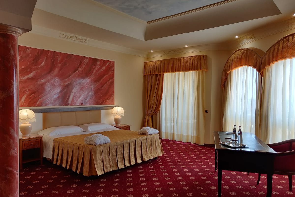 Superior suite | Luxe beddengoed, een minibar, een kluis op de kamer