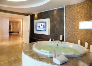 Minibar, coffres-forts dans les chambres, décoration personnalisée