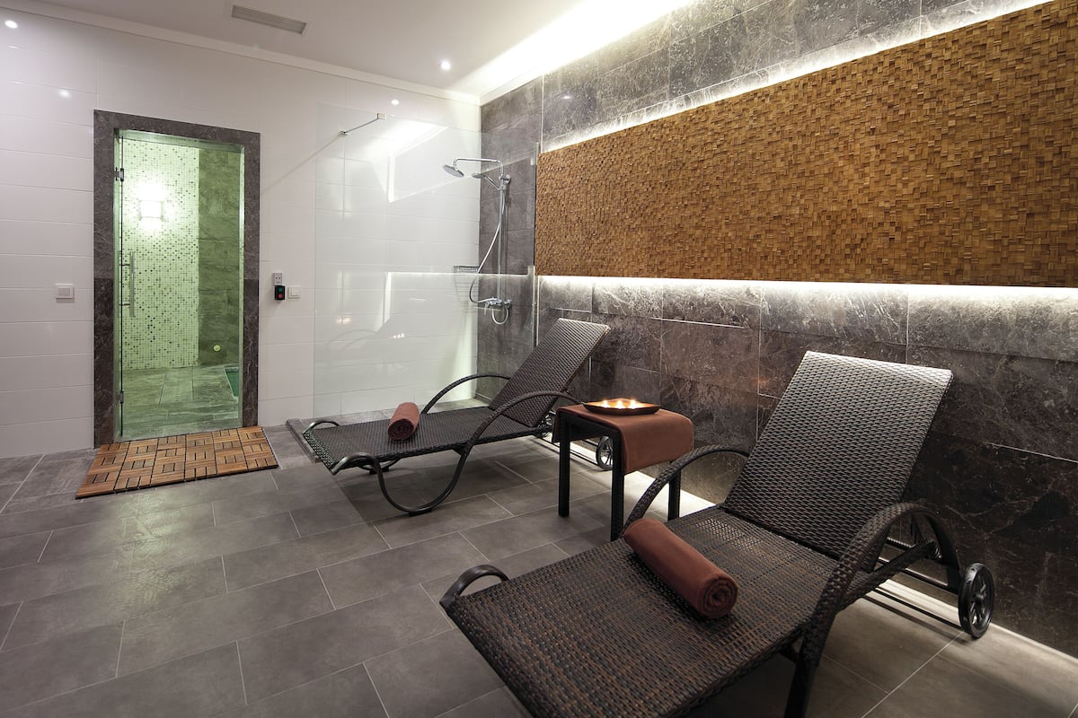 sauna, hot tub, steam room, hot springs/mineral springs