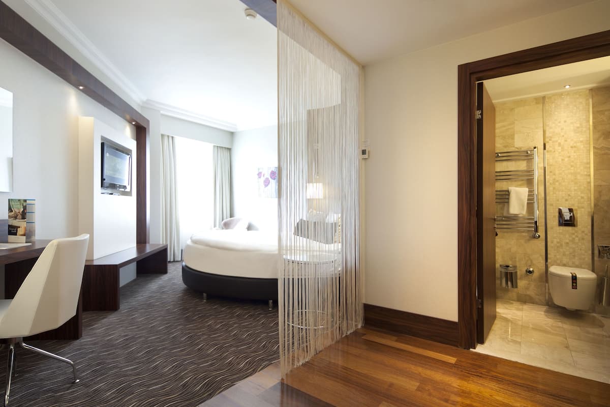 Honeymoon Suite | 1 bedroom, minibar, in-room safe, individually decorated