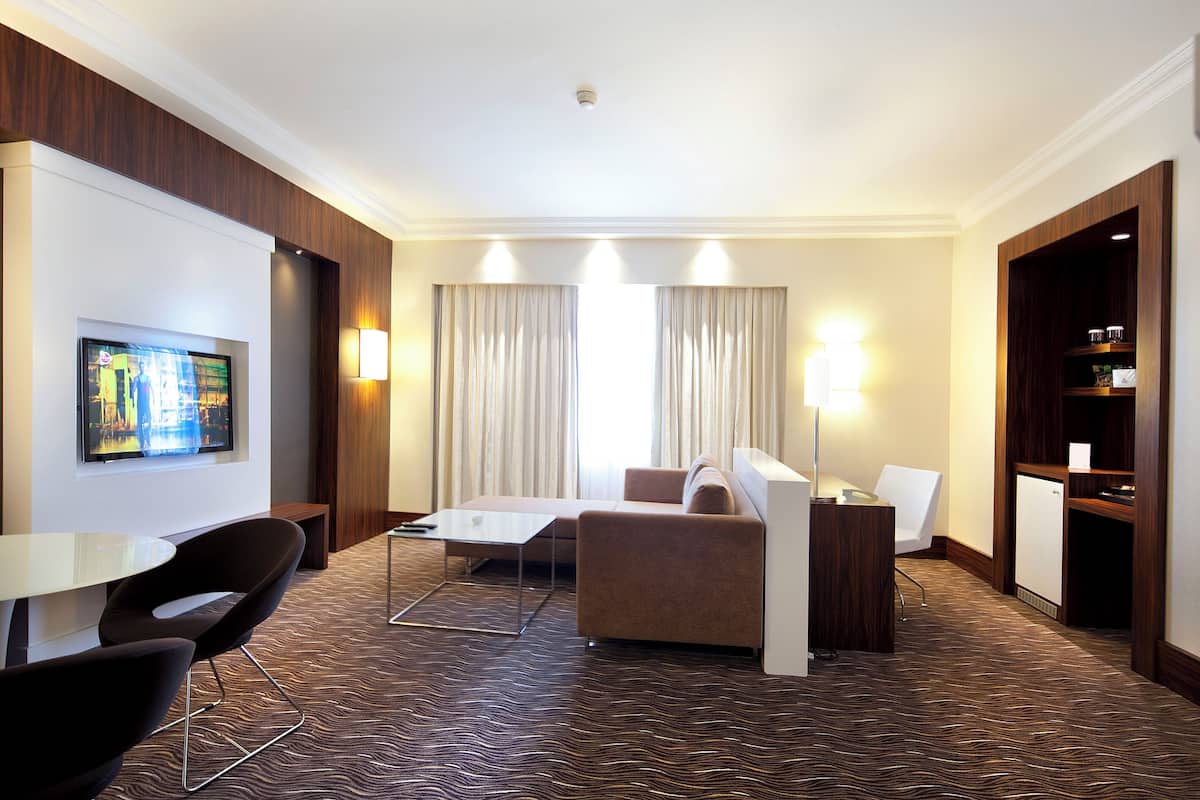 Suite (Queen) | 1 bedroom, minibar, in-room safe, individually decorated