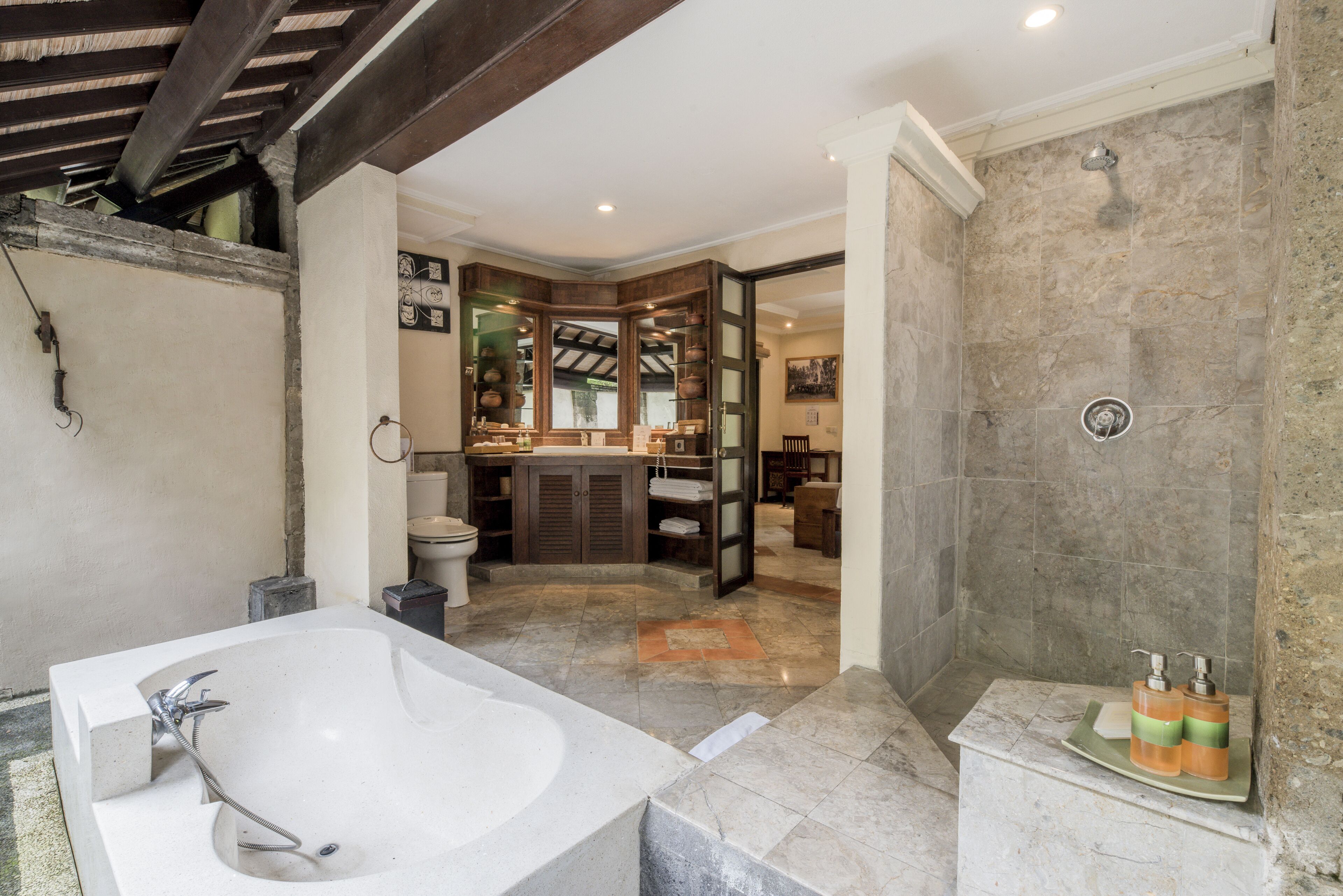 deluxe lumbung | bathroom | combined shower/bathtub, deep-soaking bathtub, rainfall showerhead