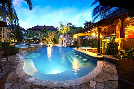 Outdoor pool, pool loungers. Hotel Vila Lumbung