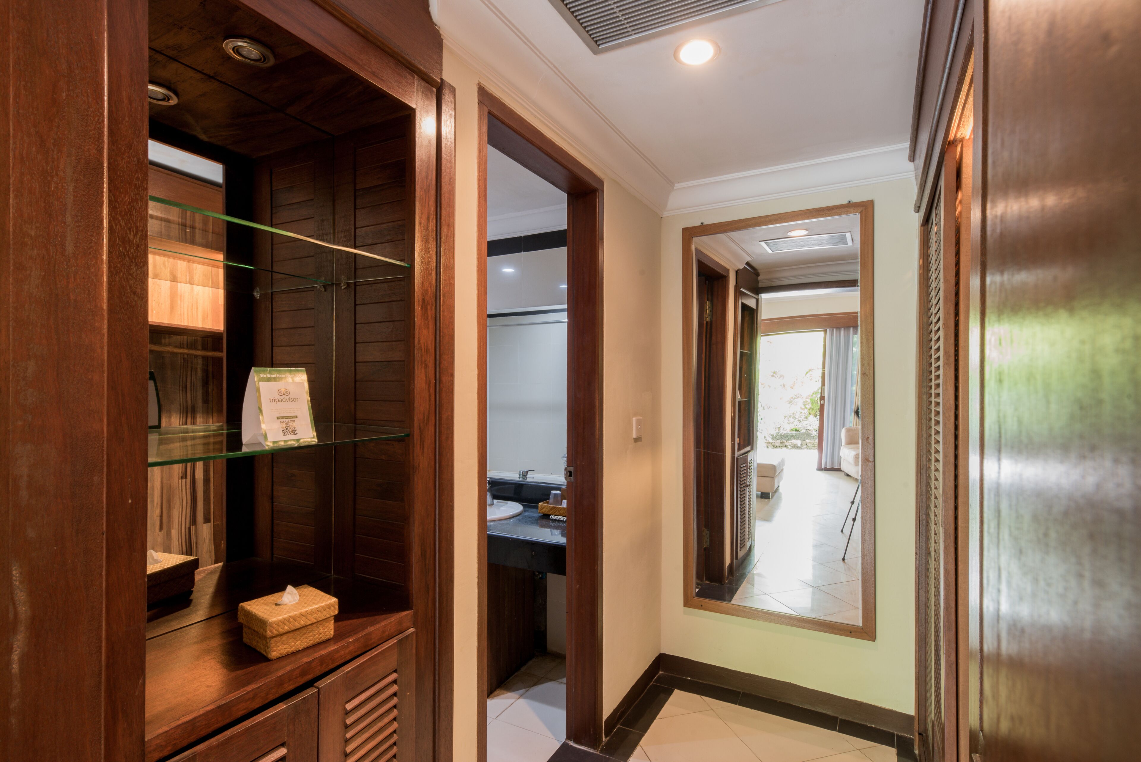 combined shower/bathtub, deep-soaking bathtub, rainfall showerhead