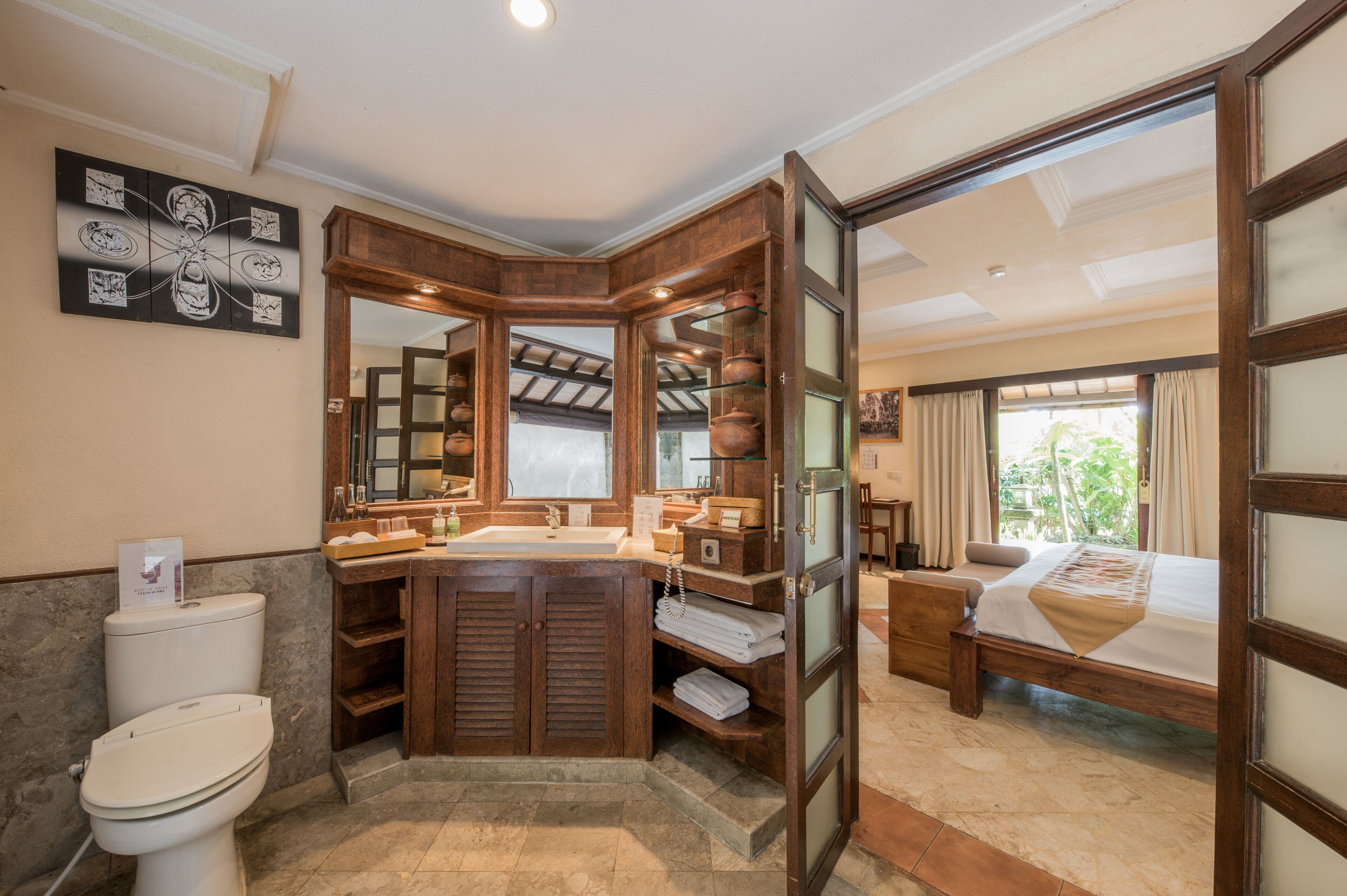 deluxe lumbung | bathroom | combined shower/bathtub, deep-soaking bathtub, rainfall showerhead