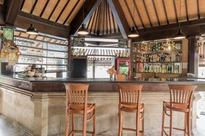 Quầy bar bên hồ bơi