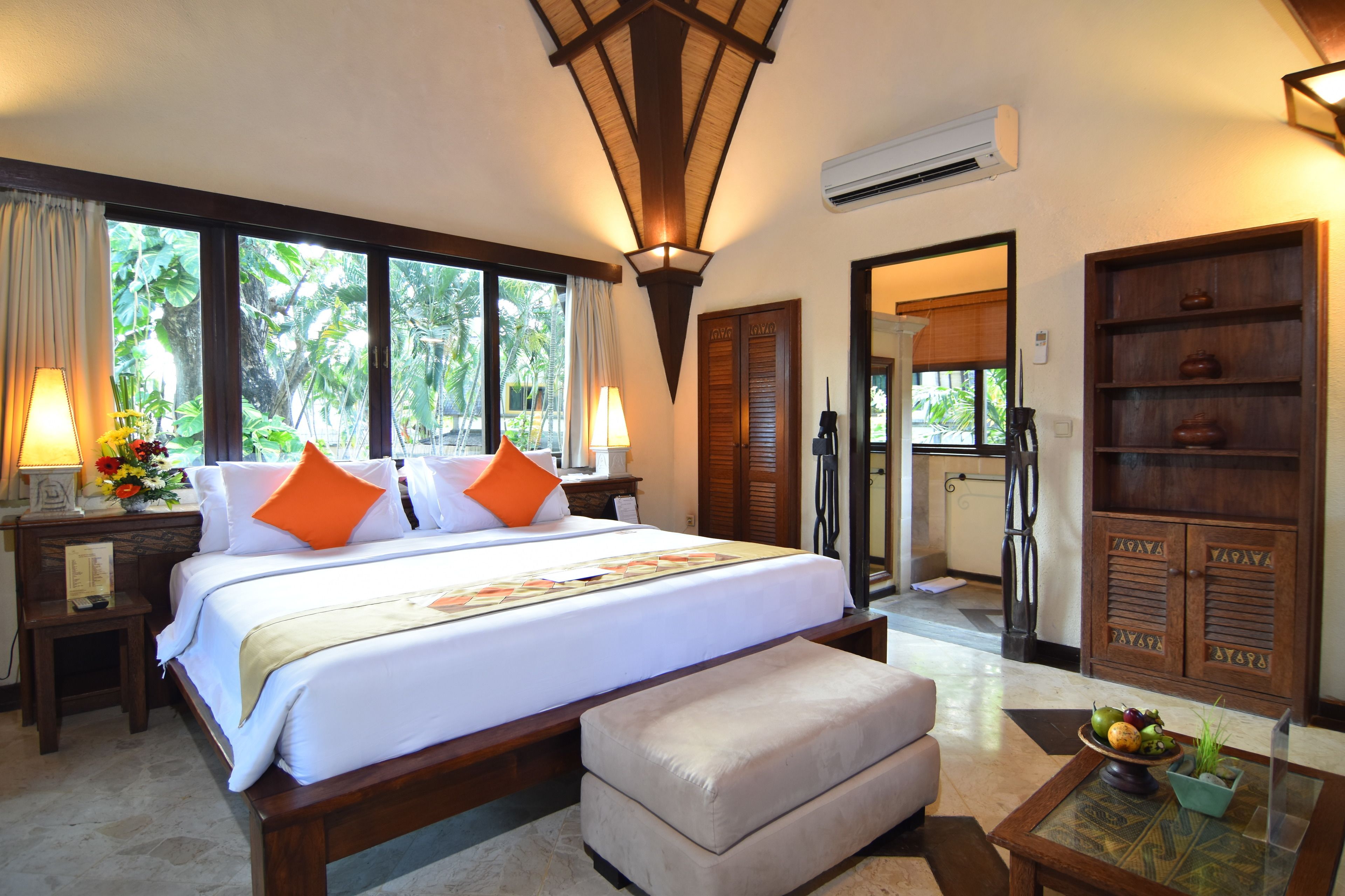 Safe på rommet, skrivebord og skrivebord for bærbar PC