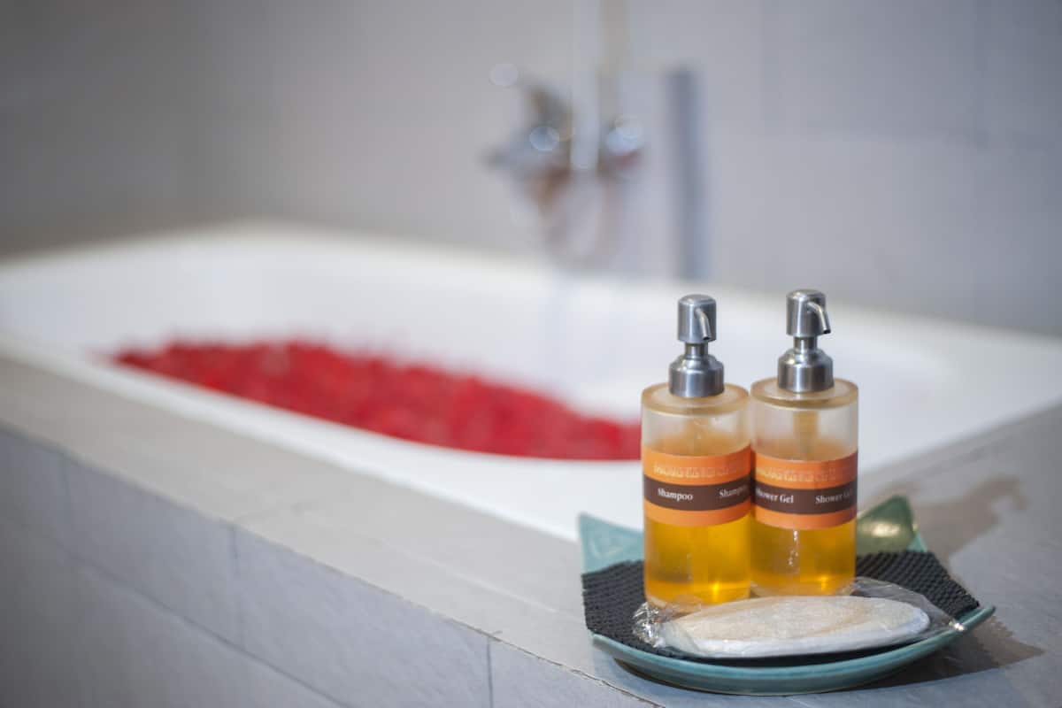 Duschwanne, Komfortbadewanne, Regendusche, kostenlose Toilettenartikel