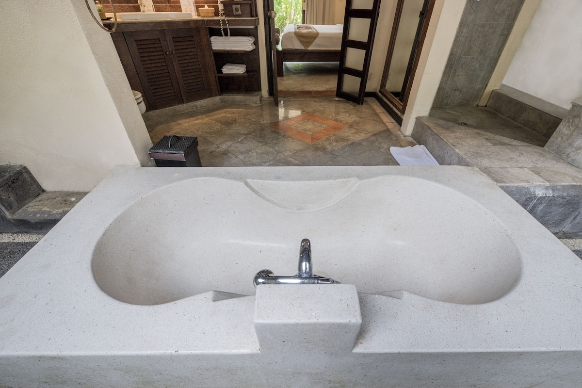 Deluxe-Zimmer (Lumbung) | Badezimmer | Duschwanne, Komfortbadewanne, Regendusche, kostenlose Toilettenartikel