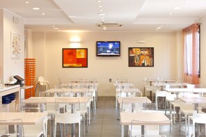 Free buffet breakfast on weekends 