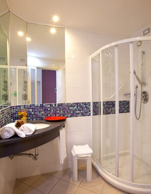 Shower, free toiletries, hair dryer, bidet - Holiday Inn Express Reggio Emilia by IHG (Reggio nell'Emilia)