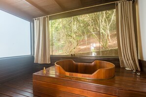 Minibar, caja de seguridad en la habitación, wifi gratis y ropa de cama